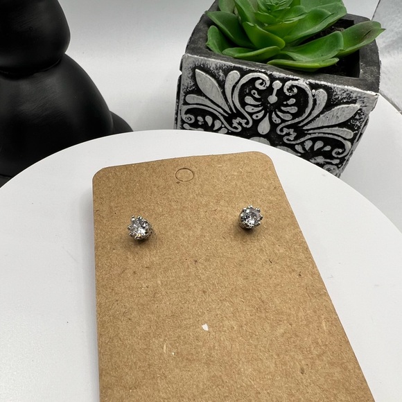 Classic‎ 4mm Cubic Zirconia Stud Earrings NEW - Picture 1 of 4